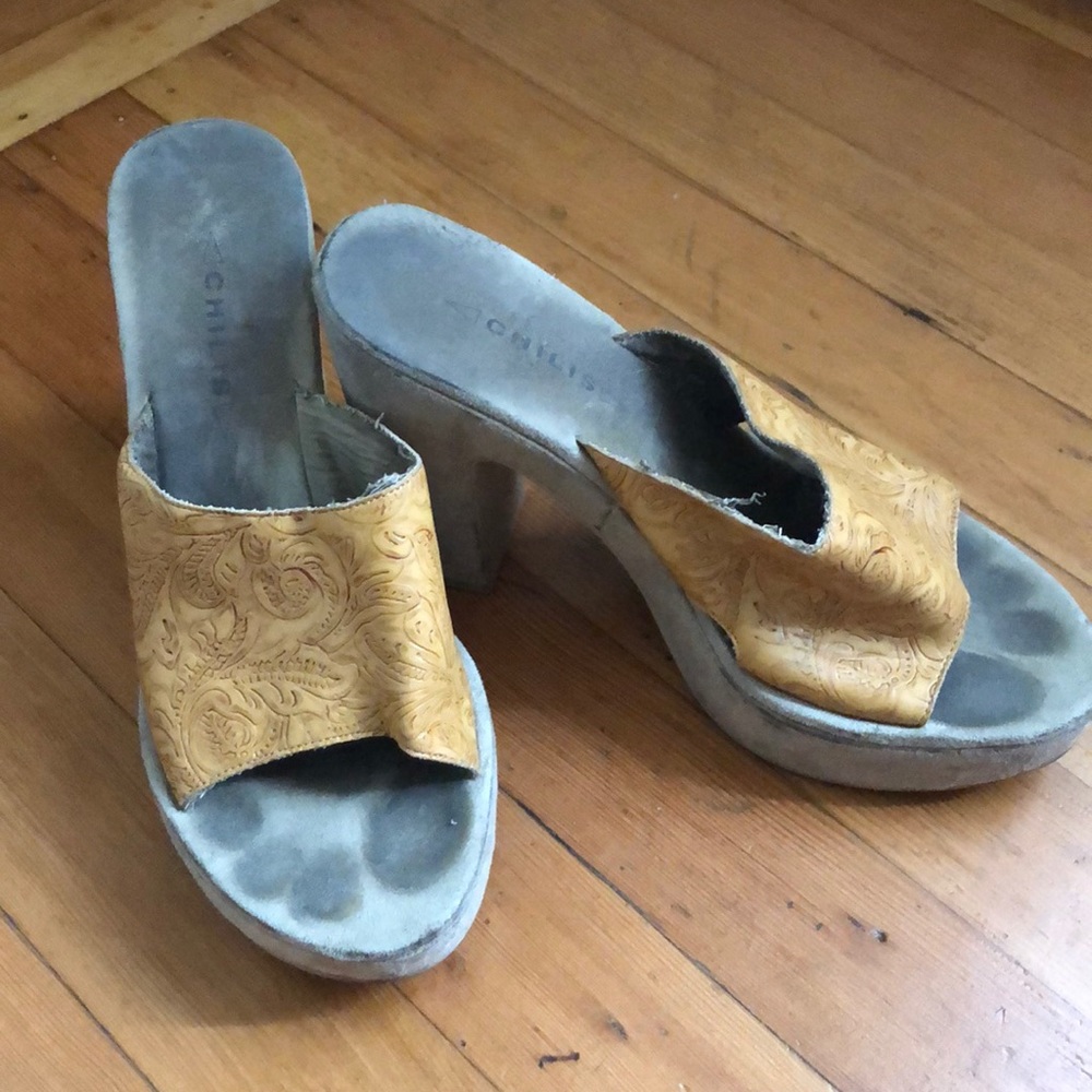 Chilis thick tan heels